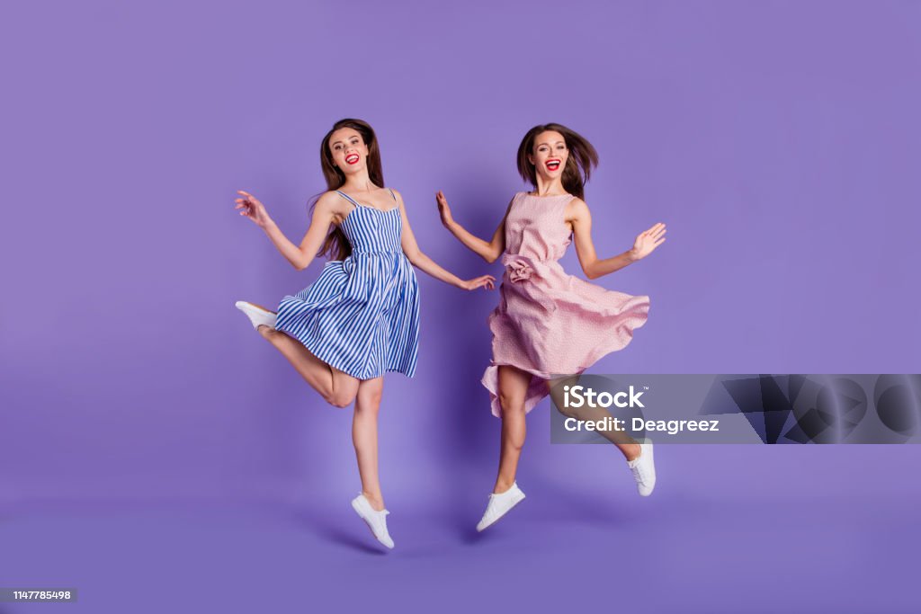 Tamaño De Cuerpo Completo Foto Dos Personas Hermosa Funky Ella Sus Modelos  Elegantes Damas Saltando Los