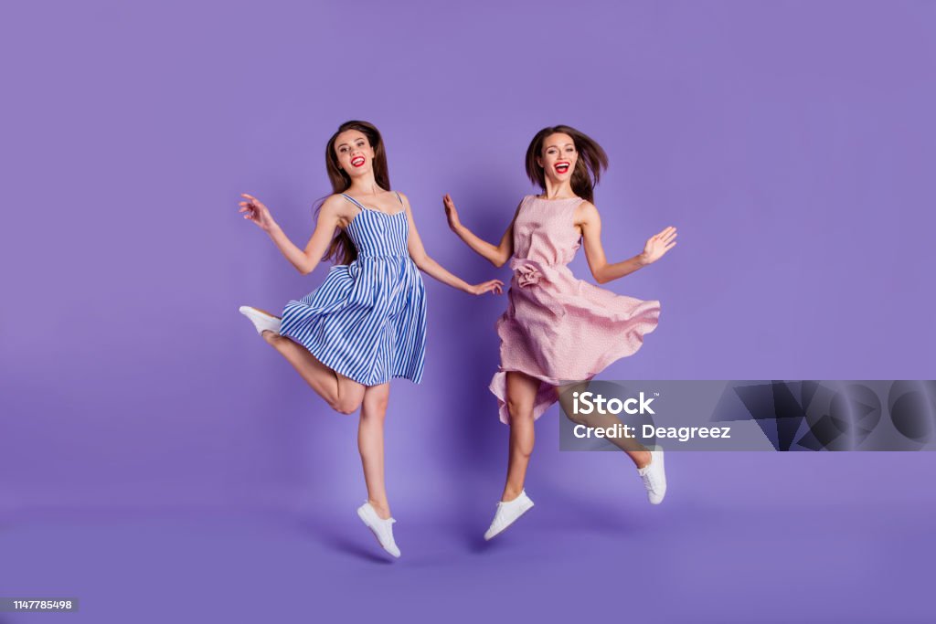Tamaño De Cuerpo Completo Foto Dos Personas Hermosa Funky Ella Sus Modelos Elegantes Damas Saltando Los Tamaño De Cuerpo Completo Foto Dos Personas Hermosa Funky Ella Sus Modelos Elegantes Damas Saltando Los
