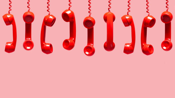 テキストメッセージスペースでピンクの背景にぶら下がっている古い赤の電話受信機の様々なビュー、電話を待って、顧客サービスの概念 - vintage telephone ストックフォトと画像