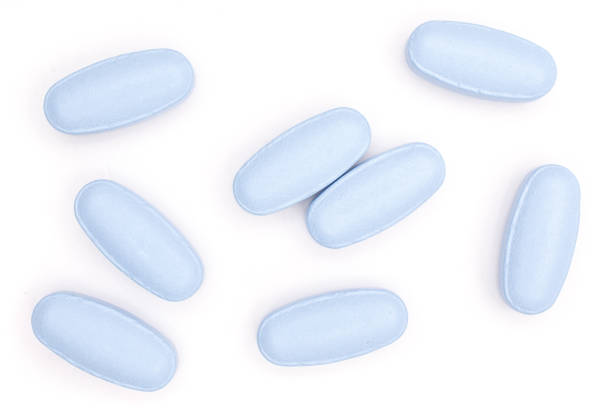 niebieskie tabletki medyczne wyizolowane na białym - friable zdjęcia i obrazy z banku zdjęć