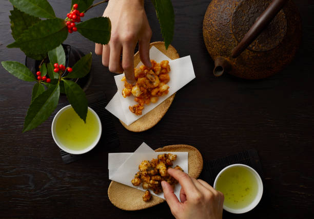 dois tipos de biscoitos fritados do arroz - tetsubin teapot - fotografias e filmes do acervo