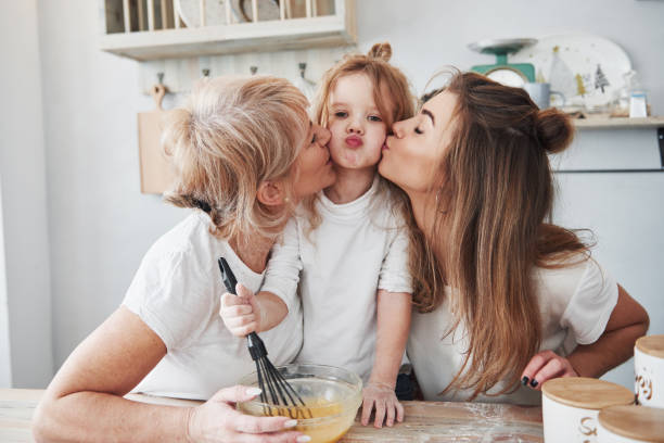 piękna rodzina. matka, babcia i córka dobrze się bawią w kuchni - 3 generation zdjęcia i obrazy z banku zdjęć