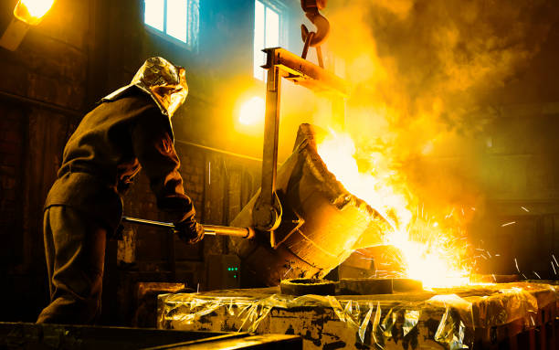 arbeiter steuert metallschmelze in öfen. arbeiter sind in der metallurgischen anlage tätig. - metallindustrie stock-fotos und bilder