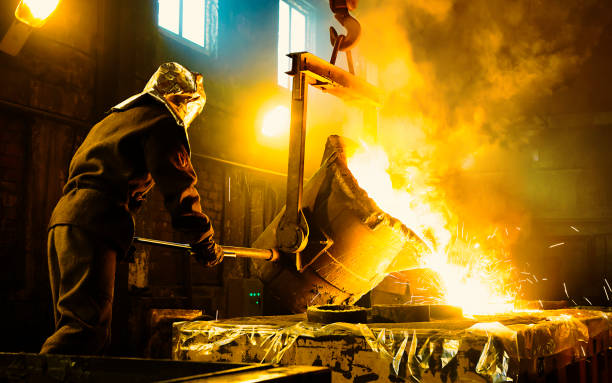 ouvrier contrôlant la fonte des métaux dans les fours. les travailleurs opèrent à l’usine métallurgique. - fondre photos et images de collection