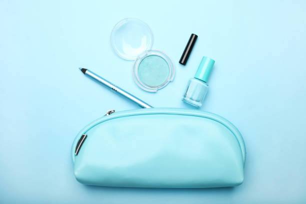 bolso cosmético con conjunto de cosméticos para mujer - cosmetic bag fotografías e imágenes de stock