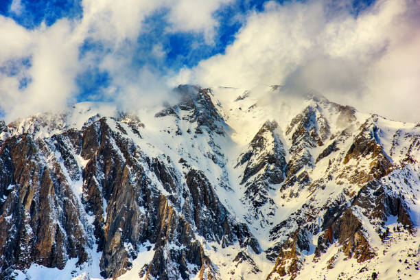 sierra mountain peak - mist mountain range californian sierra nevada cliff - fotografias e filmes do acervo