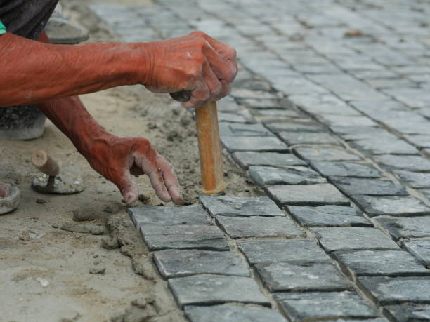 mão do trabalhador do pedreiro que faz o passeio com blocos de pedra - mason brick bricklayer installing - fotografias e filmes do acervo