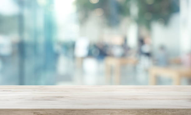 tablero de madera en cristal de ventana borrosa, fondo de pared con vista a la ciudad. para la visualización del producto montage o el diseño visual clave - escritorio fotografías e imágenes de stock
