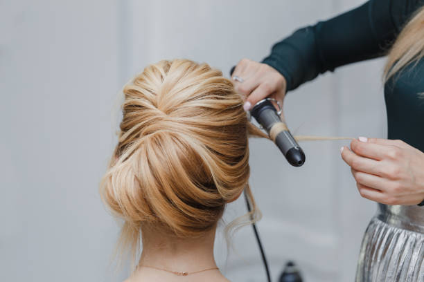 primo piano di mani parrucchiere professionista facendo acconciatura bellezza a-la tocco francese - stile di capelli foto e immagini stock