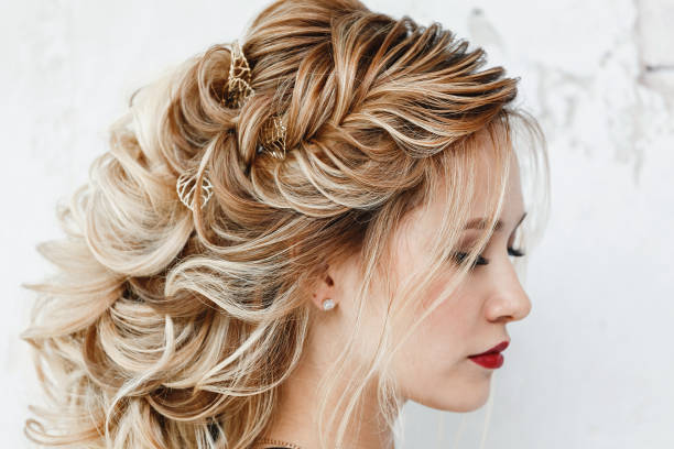 hermosa mujer con pelo teñido con el peinado de la noche trenza griega - women bride personal accessory adult fotografías e imágenes de stock