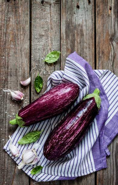 보라색 가지 (아 버그 린), 마늘과 바 질 잎에 빈티지 나무 테이블 - eggplant vegetable vegetable garden plant 뉴스 사진 이미지