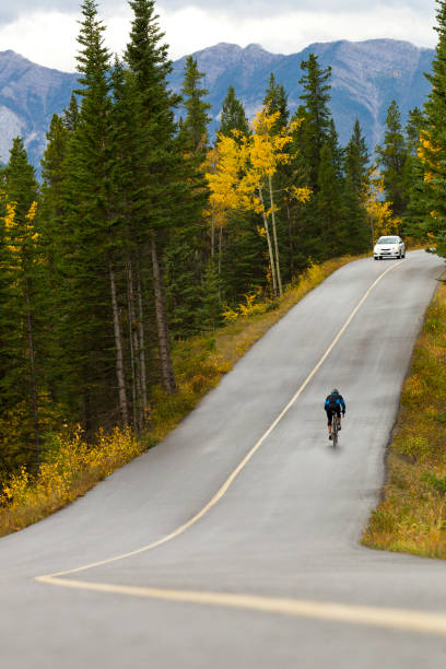 バンフロード自転車ライダー - car winding road highway autumn ストックフォトと画像