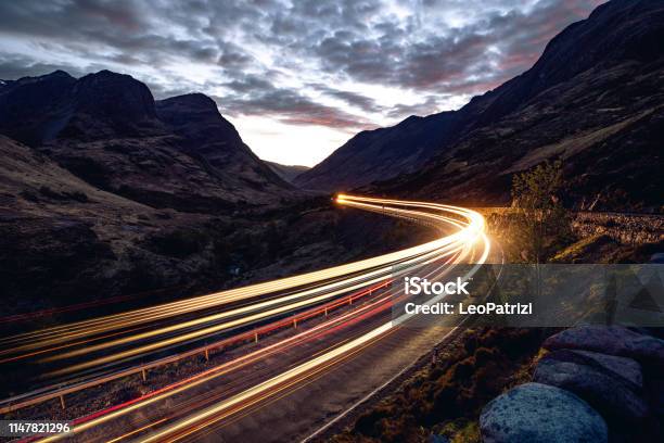 Leichte Wege In Der Nacht Auf Einer Abgelegenen Straße In Bergen Stockfoto und mehr Bilder von Straßenverkehr