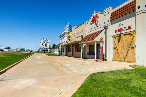 streetscape along historique route 66 à elk city oklahoma - road trip sign journey route 66 photos et images de collection