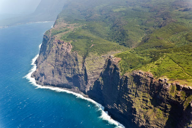 vista aérea do penhasco áspero de kalaupapa, molokai, havaí - molokai - fotografias e filmes do acervo