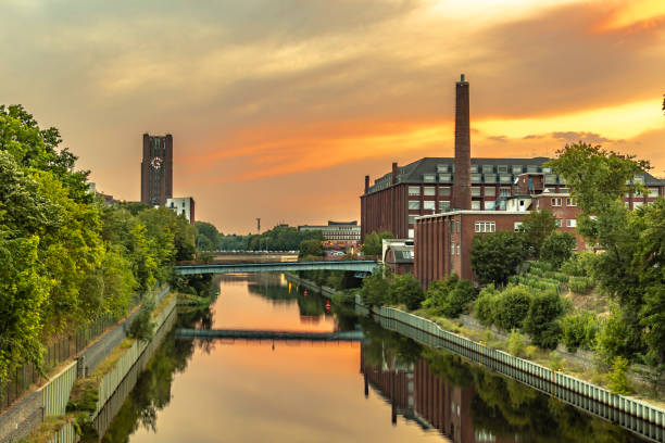 der teltow-kanal in berlin-tempelhof mit blick auf brücken und alte fabrikgebäude im licht der untergehenden sonne. - teltow stock-fotos und bilder