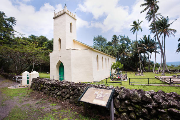 igreja e cemitério de philomena em kalaupapa, molokai, havaí - molokai - fotografias e filmes do acervo