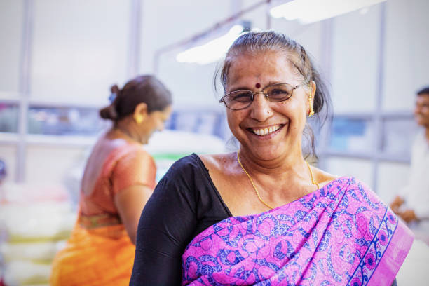 인도 여성 공장 노동자의 초상화 - industry portrait production line factory 뉴스 사진 이미지