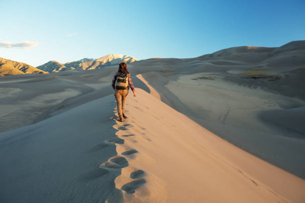 istock A tourist traveled through the desert 1147828877