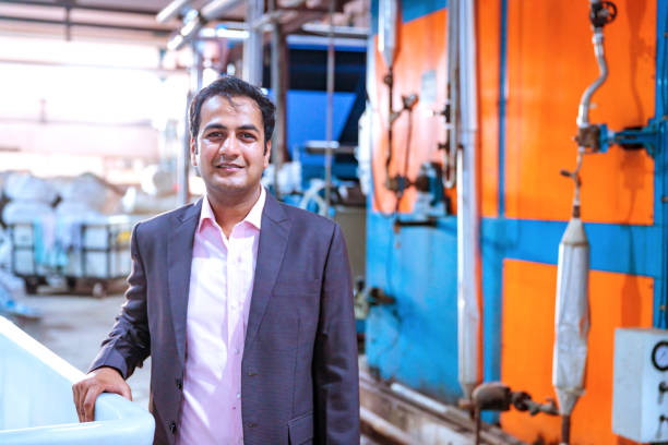 porträt eines fabrikbesitzers - developing countries small business india owner stock-fotos und bilder