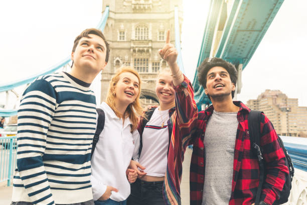학교 여행 중 런던에 있는 타워 브릿지의 행복 한 학생 들 - travel adolescence road trip outdoors 뉴스 사진 이미지