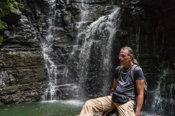 touristen wandern am wasserfall - waterfall water nature zen like stock-fotos und bilder