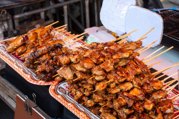 kebab di carne sul mercato tailandese da vicino. - asian culture barbecue chicken smoke foto e immagini stock