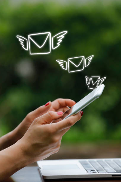 モバイルホットスポット経由でのコミュニケーションによる電子メールマーケティング - human hand e mail communication internet ストックフォトと画像