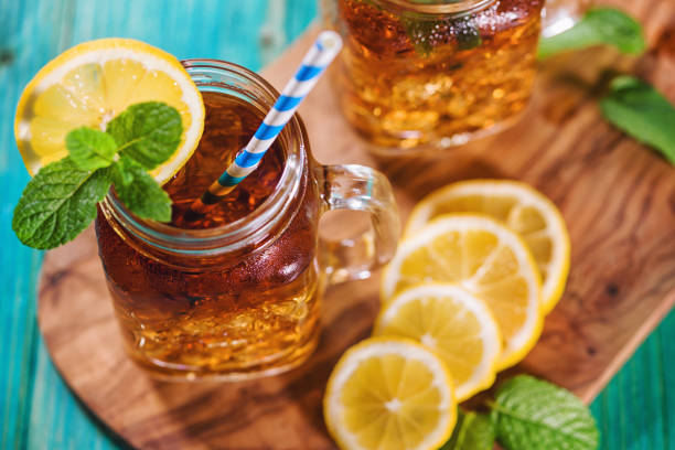 항아리에 레몬과 민트와 아이스 티 - ice tea ice cube ice tea 뉴스 사진 이미지