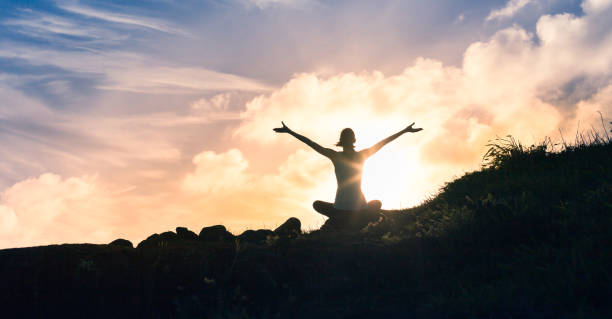 meditare al tramonto - spirituality yoga zen like meditating foto e immagini stock