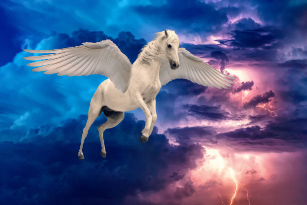 pegasus geflügelte legendäre weiße pferd fliegen mit ausgebreiteten flügeln - pegasus stock-fotos und bilder