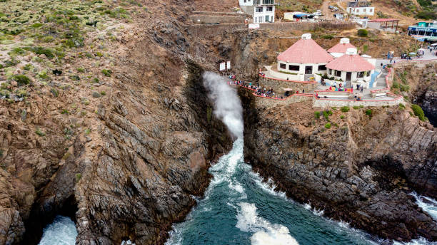 vue aérienne du geyser marin de la bufadora ou blowhole à ensenada, péninsule de punta banda, océan pacifique, mexique - event photos et images de collection