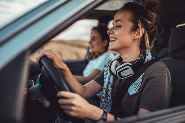 車を運転し、ロードトリップを楽しむ双子の姉妹 - teenager exploration behavior casual ストックフォトと画像