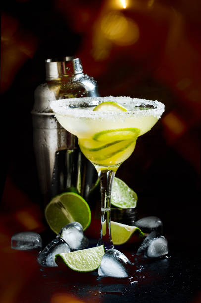 cocktail lime daiquiri in vetro, sfondo bancone bar nero, messa a fuoco selettiva - tequila shot tequila salt lemon foto e immagini stock