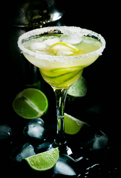 cocktail lime daiquiri in vetro, sfondo bancone bar nero, messa a fuoco selettiva - tequila shot tequila salt lemon foto e immagini stock