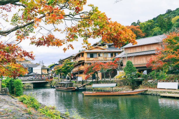 bonito o rio e o barco em arashiyama kyoto japão na estação do outono. - togetsu kyo bridge - fotografias e filmes do acervo