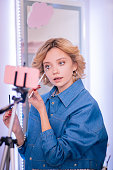 blogger-die-denim-jacke-tragen-die-make-up-macht-und-es-filmt.jpg?b=1&s=170x170&k=20&c=191UIL7szRg08H-HRTy2TjFeIwTrd1yE2BLleq6Xy_I=