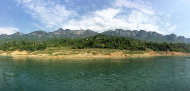 la forma de las montañas del gran cañón enshi en china - hubei province fotografías e imágenes de stock