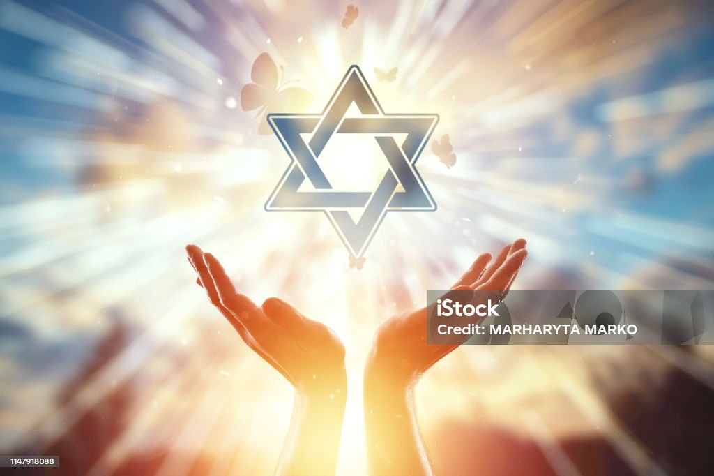 Największe Skupiska Wyznawców Judaizmu Znajdują Się W Zbliżenie Rąk Na Tle Symbolu Judaizmu Modlitwa Gwiazda Dawida Stado