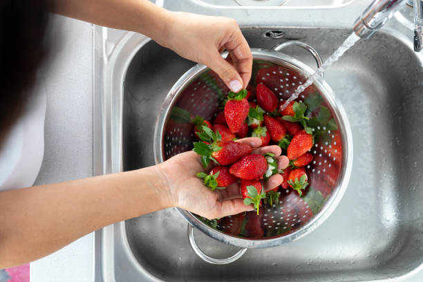 istock Washing Strawberry 1147918216