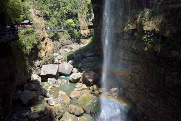 cascadas, rivulet y arcoíris en el cañón - hubei province fotografías e imágenes de stock