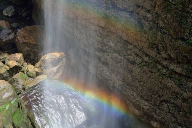 cascadas, rivulet y arcoíris en el cañón - hubei province fotografías e imágenes de stock