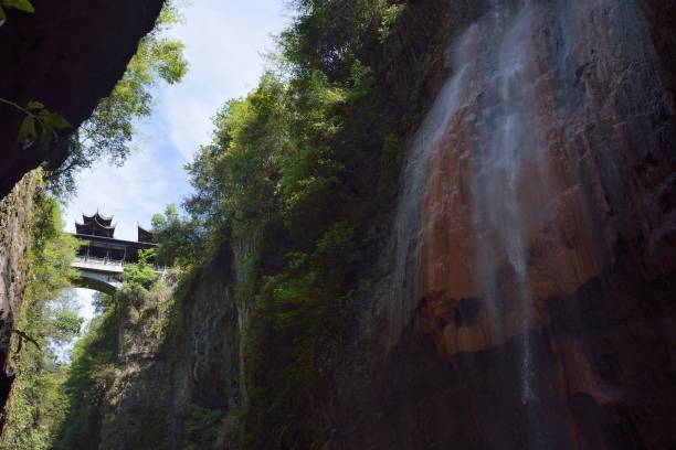 cascadas en el cañón - hubei province fotografías e imágenes de stock