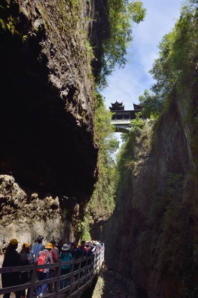 los turistas que caminan a pie por el cañón - hubei province fotografías e imágenes de stock