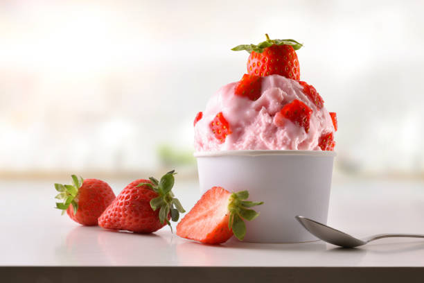 taza de helado de fresa sobre mesa blanca casera en cocina - yogur helado fotografías e imágenes de stock