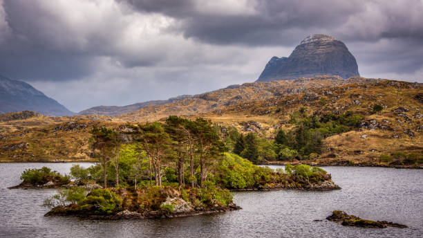 суилвен, одинокая гора - loch assynt фотографии стоковые фото и изображения