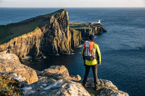 samotny podróżnik w szkocji - wyspa skye - quiraing needle zdjęcia i obrazy z banku zdjęć