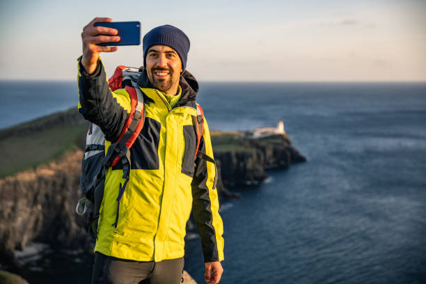 samotny podróżnik w szkocji - wyspa skye - quiraing needle zdjęcia i obrazy z banku zdjęć