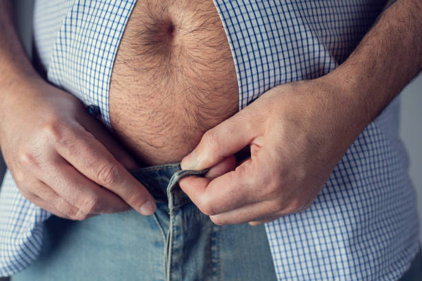 hombre caucásico con un vientre - hairy men abdomen belly button fotografías e imágenes de stock