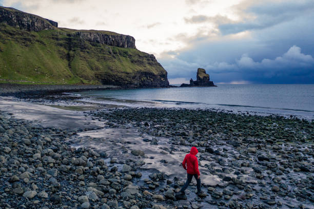 człowiek w: talisker bay beach - quiraing needle zdjęcia i obrazy z banku zdjęć